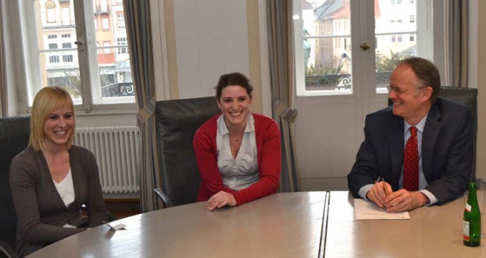 Oberbürgermeister Hans-Dieter Schlimmer (rechts) mit den Initiatorinnen des Projektes "guatever2013" Milena Herrmann (links) und Isabella Vogel (mitte).